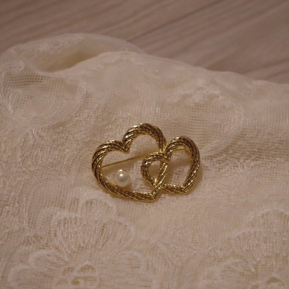 AAI Gold Tone InterLocking Heart Brooch With Faux Pearl Gold Plated - Picture 6 of 6